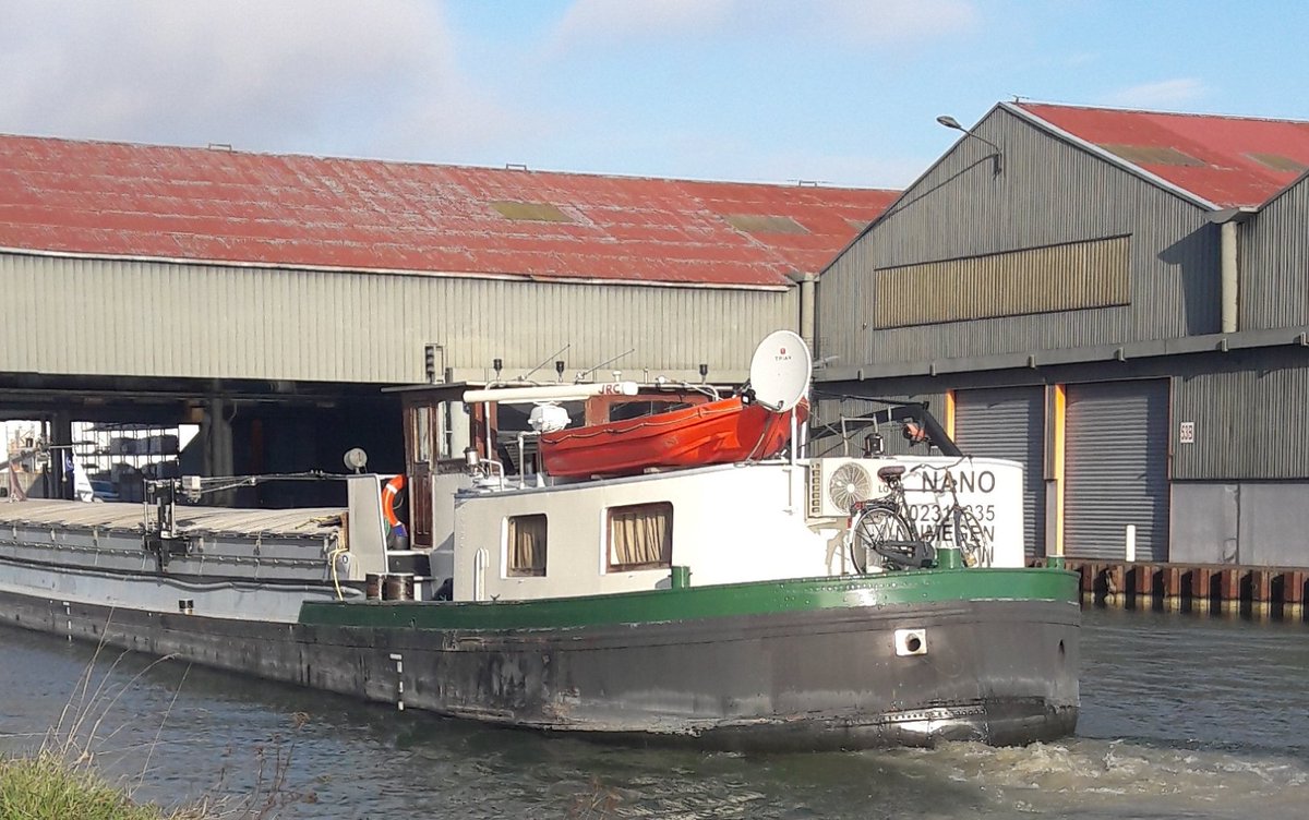 peaudlapin's tweet photo. Je viens de croiser une Nano péniche. Etonamment, c'est bien plus gros qu'une micro péniche
#SurMonChemin https://t.co/usCyxXl24E