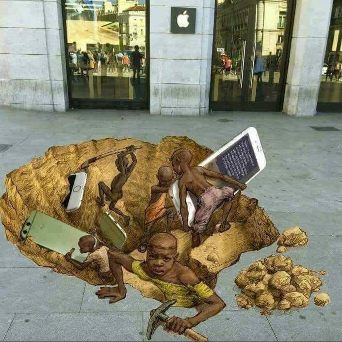 Monsieur_dipito's tweet photo. Un artiste a peint ce dessin devant une boutique Apple pour dénoncer le dur travail des enfants dans des mines au Congo pour extraire le Cobalt utilisé pour la fabrication des smartphones et ordinateurs ...
#iPhone https://t.co/sBSimrTe1v