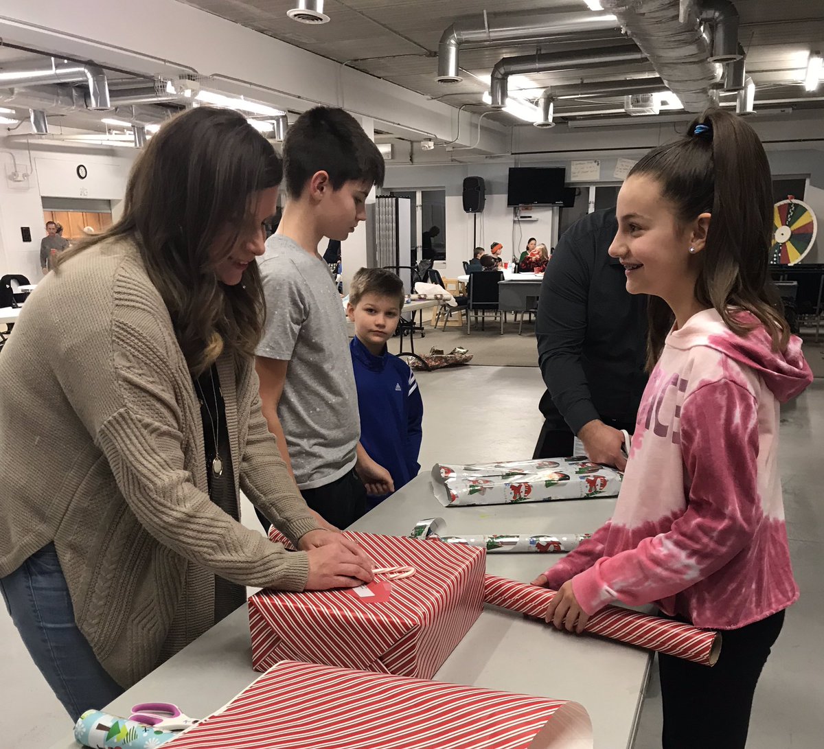 WLETigers's tweet photo. That’s a wrap! Thank you @WLETigers, Lynch &amp; Sons, @LakesBible Church for joining together to support our families! We appreciate your love &amp; generosity! @wle_pta @tjlynchjr #wleced @WalledLkSchools https://t.co/pPthP5l4Vv
