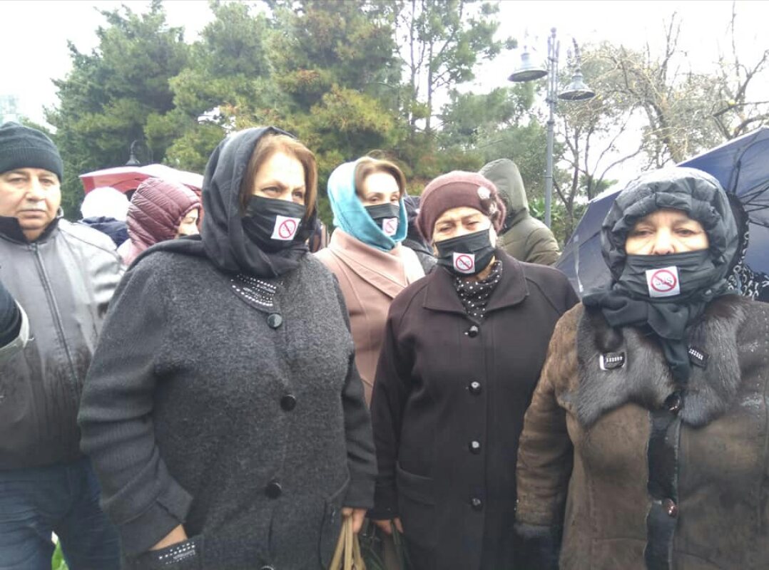 AliKarimli's tweet photo. Şəhid anaları məcbur olub yeni-yeni etiraz formaları düşünürlər. Kar və kor hakimiyyətə, biganə və zəif cəmiyyətə mesajlarını çatdırmaq üçün bu dəfə də susaraq, ağızlarını bağlayaraq aksiya keçiriblər. https://t.co/ctcdbYe0SK