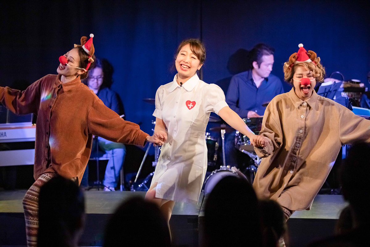 JOYJOYSTATION's tweet photo. Windspiel主催公演『miXmas』のワンシーン
神妙な面持ちのサンタ様と弾けるトナカイさん&amp;看護師さん
皆さんとっても素敵な歌声でした♫
素晴らしいお写真ありがとうございました

#ミュージカル

#ジョイジョイステーション
#小劇場
#100席
#演劇
#朗読
#ライブ
#お笑い
#踊ってみた
#発表会
#動画撮影 https://t.co/oEYPYmocql
