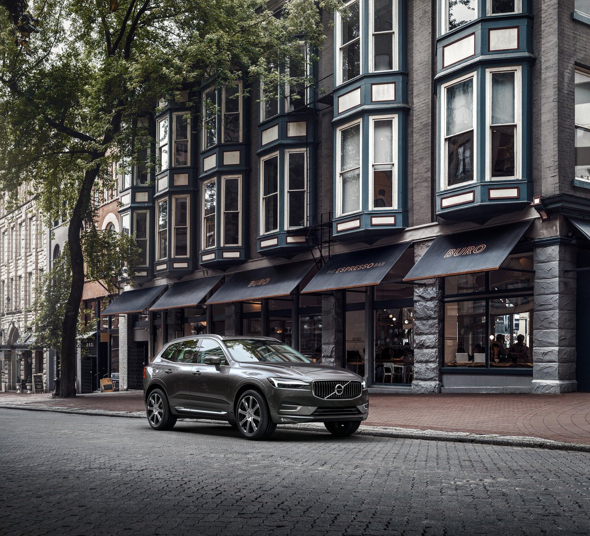 volvocarsin's tweet photo. The Volvo XC60 gets crowned as the Luxury Car of the Year at the prestigious News 18 Tech and Auto Awards.

#ArriveLikeNeverBefore #TechAndAutoAwards2018 @News18Tech @News18Auto #VolvoXC60 https://t.co/XCjvsbJBZ0