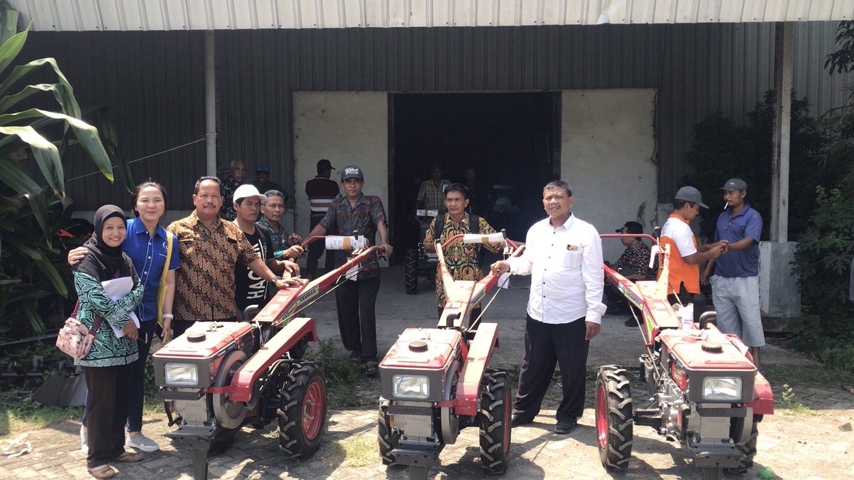 guntur_sasono's tweet photo. Alhamdulillah, Hari ini melalui Tim saya telah di serahkan sedikitnya 18 Handtraktor Roda 2 telah di serahkan kepada beberapa poktan di Mojokerto. Semoga Alat tersebut dapat membantu menunjang pertanian warga sehingga dapat lebih produktif lagi kedepannya. https://t.co/9vhKKDVK7V