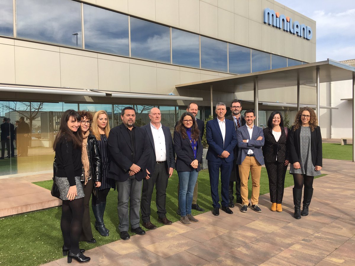 Visita de la vicepresidenta <a href="/monicaoltra/">Mónica Oltra Jarque</a> amb el conseller de @GVAeconomia @Rafa_Climentg a l’empresa de joguets <a href="/miniland_es/">Miniland</a> Innovació de la mà de la diversió🗣”És un exemple a exportar d’internacionalització i que competeix en qualitat, i a més fabrica i reparteix felicitat”