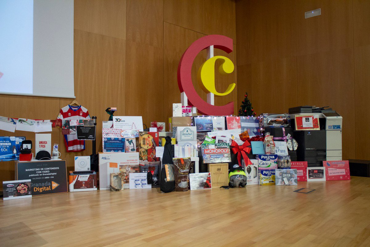 vigilsa's tweet photo. Tras ganar la Cesta de Navidad de la @CCGranada...¡Los regalos ya están en @vigilsa! Agradecemos el esfuerzo del #ClubCámara y, por supuesto, la participación de toda las empresas . Muy pronto anunciaremos NOVEDADES, ya que esta estupenda iniciativa aún traerá sorpresas. https://t.co/ScbXNplNty