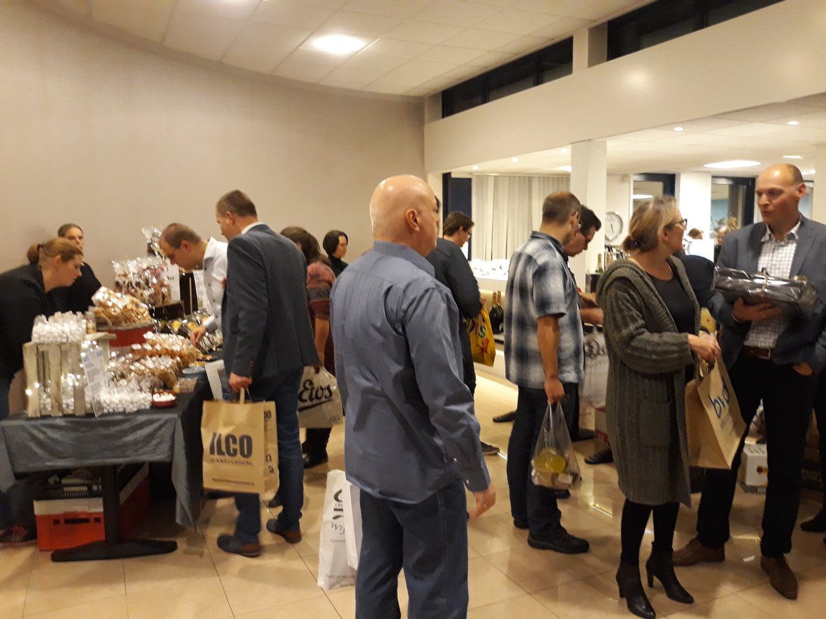 In deze donkere dagen voor Kerst kunnen wij terugkijken op een mooie geslaagde kerstmarkt! Een gezellig samenzijn met collega's en een mooie afsluiting van het jaar 2018!#Marshoek #gezelligheid
