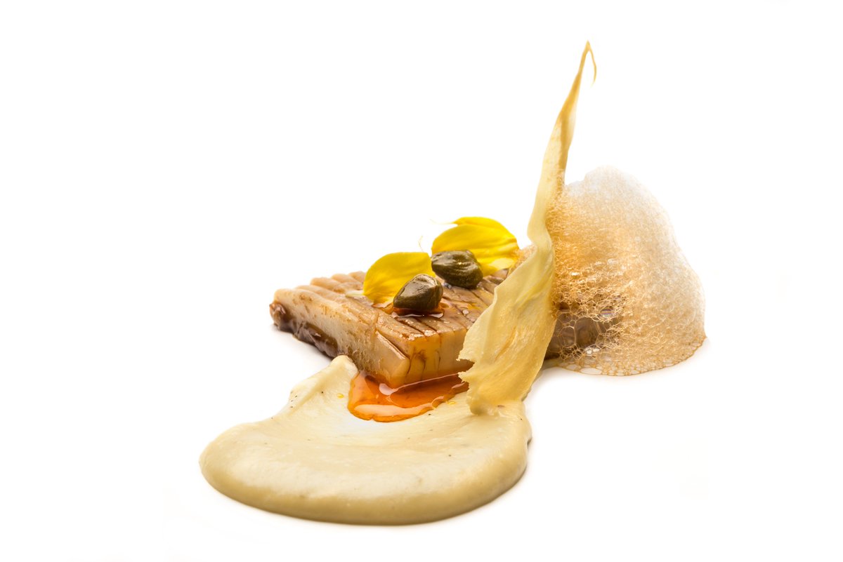 Tiempo para disfrutar de uno de los más respetados restaurantes de la ciudad de Madrid, un espacio que mantiene la esencia deuno de sus primeros clubs gastronómicos privados. Hoy todo el mundo puede disfrutar de sus platos, "Raya en escabeche de café, chirivía y alcaparra".