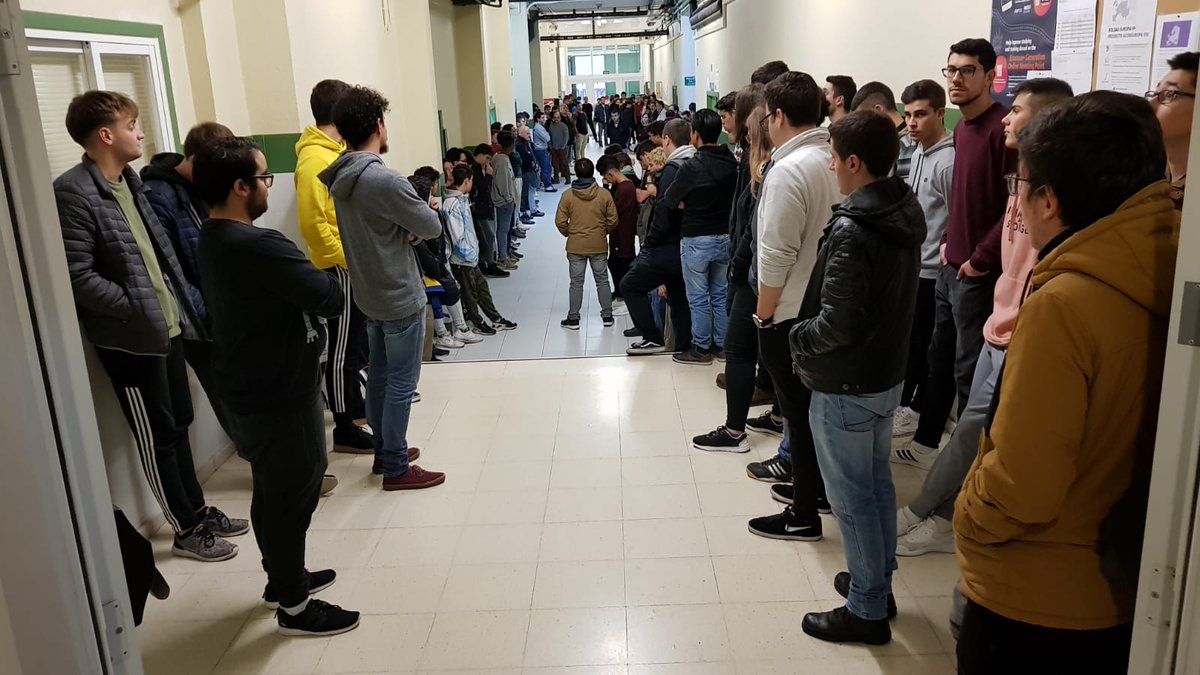 IESUrbanoLugris's tweet photo. Entre todos e todas temos na man construir un mundo mellor. A solución non é ter medo nin quedar na casa. A solución pasa polo respecto das liberdades, pola igualdade e pola educación en valores. A solución pasa por cada un de nós. #NiUnaMenos https://t.co/HDvFOeNOuD