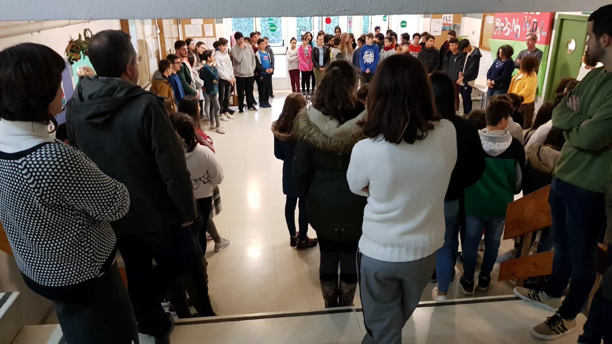 IESUrbanoLugris's tweet photo. Entre todos e todas temos na man construir un mundo mellor. A solución non é ter medo nin quedar na casa. A solución pasa polo respecto das liberdades, pola igualdade e pola educación en valores. A solución pasa por cada un de nós. #NiUnaMenos https://t.co/HDvFOeNOuD