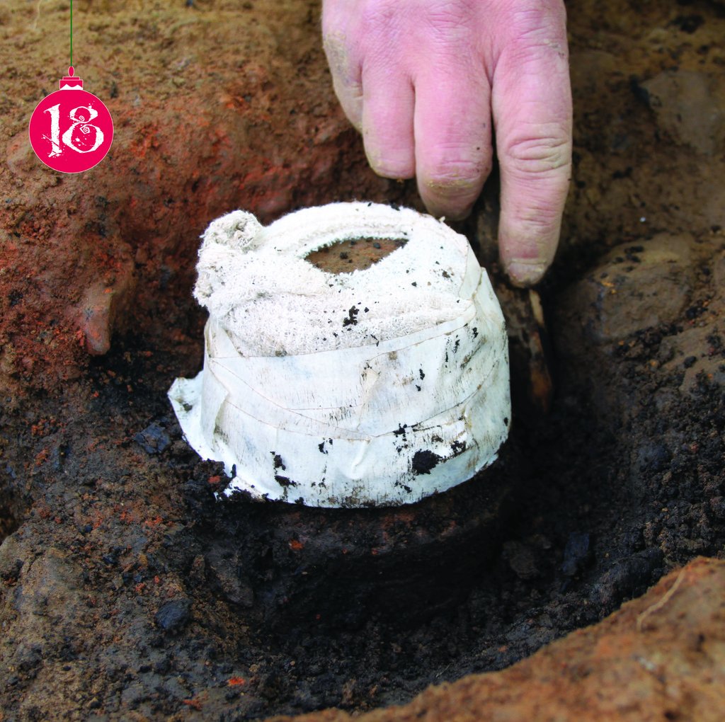 CotswoldArch's tweet photo. #ArchiveCalendar Box 18 is a delight!
Five stunning Early #BronzeAge vessels, recovered during excavations in #Pembrokeshire - some are collared urns, others are 'accessory' (mini) vessels. Each was found close to a burial or cremation, or was itself a cremation urn.
#Archaeology https://t.co/jzOhHzxPTj