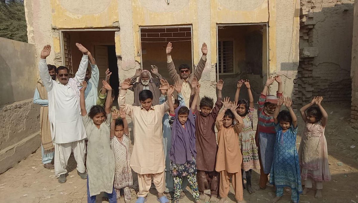 Dawoodpotojamal's tweet photo. Dilapidated #GovernmentGirlsPrimarySchool building of village #SallarJakhro (#GarhiYasin Taluka) has forced male / female #students to get #education in a private place while sitting on down on #earth. #EducationEmergency #Shikarpur #Sindh #EducationCannotWait #EducationForAll https://t.co/agC98XhQCp