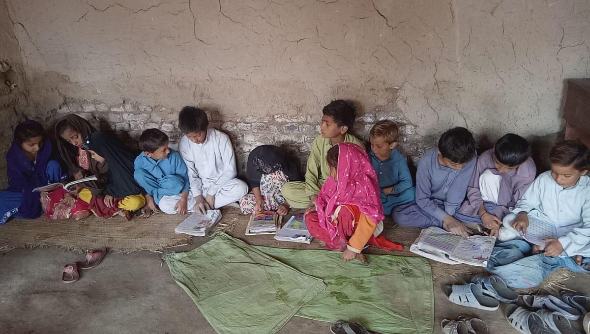 Dawoodpotojamal's tweet photo. Dilapidated #GovernmentGirlsPrimarySchool building of village #SallarJakhro (#GarhiYasin Taluka) has forced male / female #students to get #education in a private place while sitting on down on #earth. #EducationEmergency #Shikarpur #Sindh #EducationCannotWait #EducationForAll https://t.co/agC98XhQCp