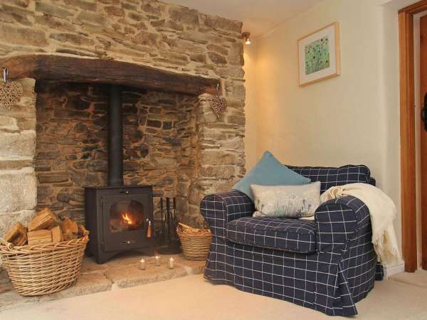 CottagesInDevon's tweet photo. Relax and unwind in the beautiful setting of Fleur Cottage in Devon. We can’t wait to warm our feet up in front of that fireplace!   https://t.co/VOotx3pp8c https://t.co/UQ41aEepIT