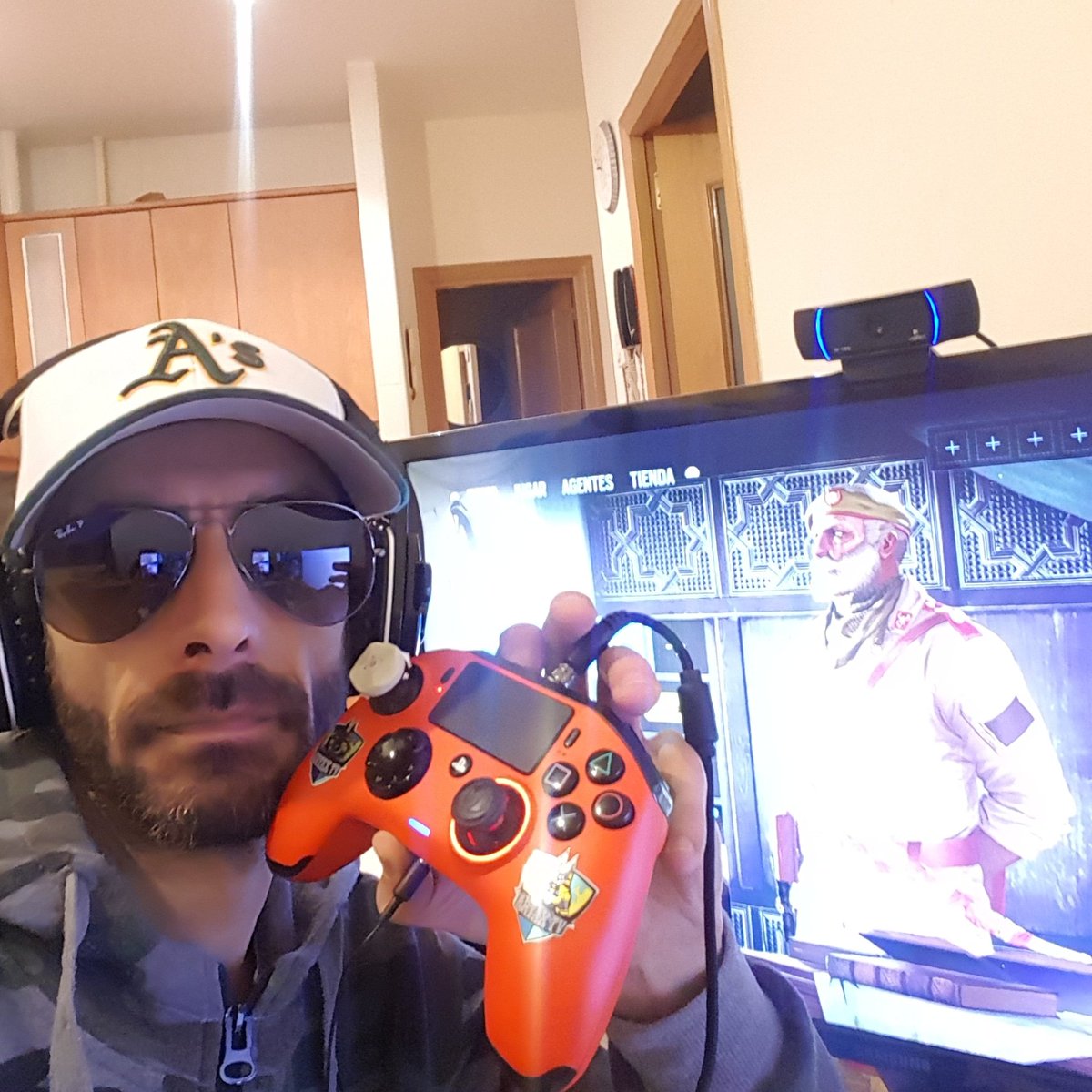 Artax3dTV's tweet photo. Vamos a dar caña #RainbowSixSiege #rainbowsixgame en #twitch #twitchtv no os lo perdais , con mi mando de @NacongamingES #naconrevolutionpro dadme amor https://t.co/GdXkZd5GHz https://t.co/8Ey1Wy3gNL
