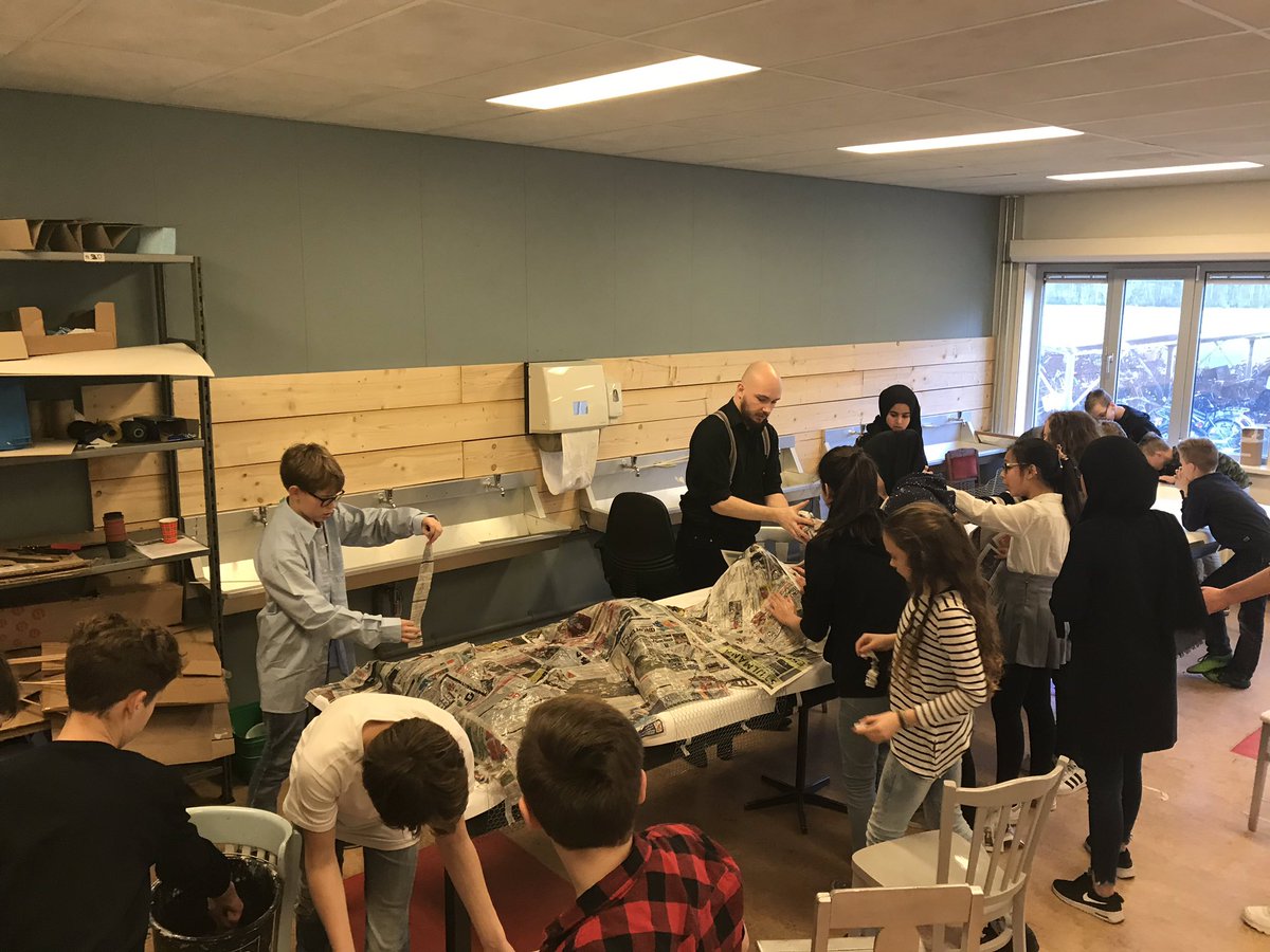 wdejongthijssen's tweet photo. Vandaag wordt onze familietafel omgetoverd tot het Oude Griekenland. Straks wordt iedereen verantwoordelijk voor een deel van een stad @domeinonderwijs! #leerlab #mensenmaatschappij #helmond #anderonderwijs https://t.co/qASE4gfXey