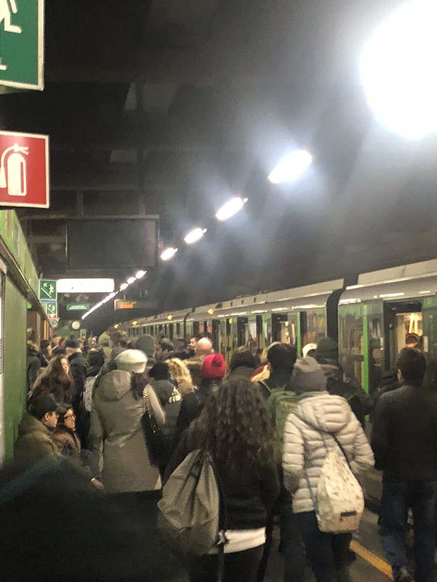 Rudysmaila's tweet photo. #atm @atm_informa  ma mettere qualche 🚊 in più nel periodo natalizio no? Bravi aumentate tutto nel frattempo https://t.co/Kfa2gzrX3f