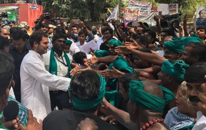 AlaTwitz's tweet photo. எங்கள் பணி தொடங்கிவிட்டது, விவசாயிகள் கடனை தீர்க்காத மோடியை இனி தூங்கவிடப்போவதில்லை என்றார் ராகுல் காந்தி
இன்று அஸ்ஸாம் பாஜக அரசு 600 கோடி விவசாய கடனை தள்ளுபடி செய்துள்ளது
Credit Goes To @RahulGandhi 😍💐
#RGwithFarmers https://t.co/Qy78zAaijB
