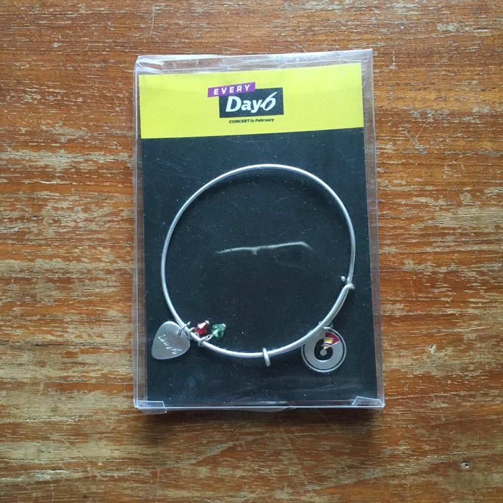 7daysILeft's tweet photo. ✨พร้อมส่ง✨กำไลข้อมือ Day6 Bangle เดือน February  ➡️850฿⬅️สามารถนัดรับที่สยามได้วันพรุ่งนี้เลยค่ะ(19 ธ.ค.) สนใจ DM มาได้เลยค่ะ😊 #ตลาดนัดDay6 #ตลาดนัดMyDay https://t.co/4Q3rmW8rJS