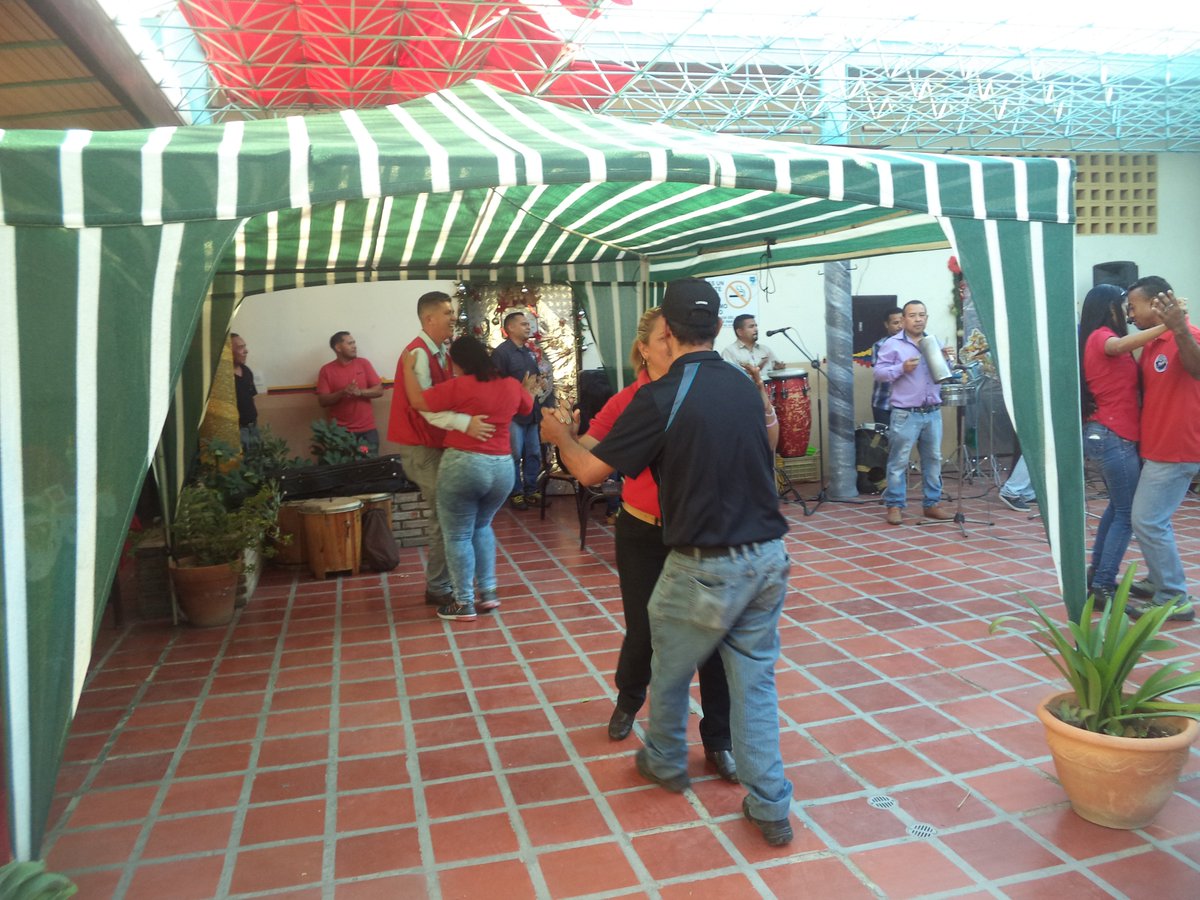 crsbarquisimeto's tweet photo. Presentación de grupo de música popular del egresado Jairo Sánchez puso al @crsbarquisimeto  y la @UTSOLara  a bailar en el parrandón navideño!@irisvarela @mspenitenciario @65Leudi @POSPENITENCIARI @DSCRCO @pili2021 @mirelct @ler1972 @DHumanosMPPSP https://t.co/ljUseU5kpF