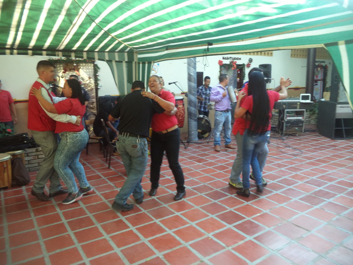 crsbarquisimeto's tweet photo. Presentación de grupo de música popular del egresado Jairo Sánchez puso al @crsbarquisimeto  y la @UTSOLara  a bailar en el parrandón navideño!@irisvarela @mspenitenciario @65Leudi @POSPENITENCIARI @DSCRCO @pili2021 @mirelct @ler1972 @DHumanosMPPSP https://t.co/ljUseU5kpF
