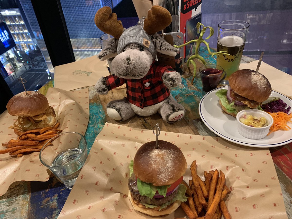 Momotiel's tweet photo. Sammyムースちゃんとピケットちゃんとハンバーガー🍔食べに来たら兄貴に見つかってしまいましたの図🤣 https://t.co/aEFJ6sRTqx