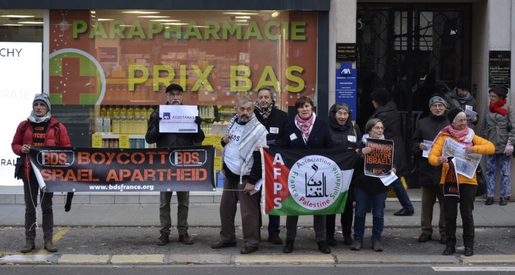 Campagnebds's tweet image. Dans le cadre de la semaine de mobilisation nationale de la Campagne BDS France contre @AXA, les militant·e·s de Grenoble ont mené jeudi dernier une action au centre-ville et rendu visite aux 37 agences de l’Isère bit.ly/2SasW8f #AXAComplicity #EmbargoContreIsraël