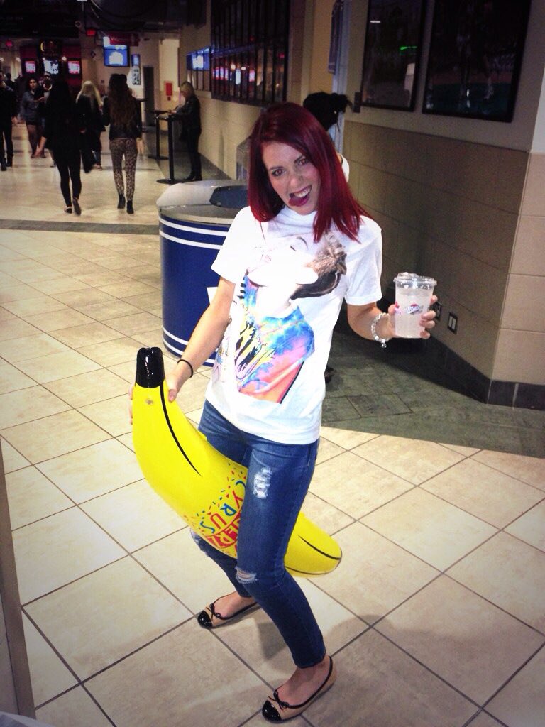 hillary_killing's tweet photo. @MileyCyrus #BangerzTour https://t.co/mC93AFEIzc