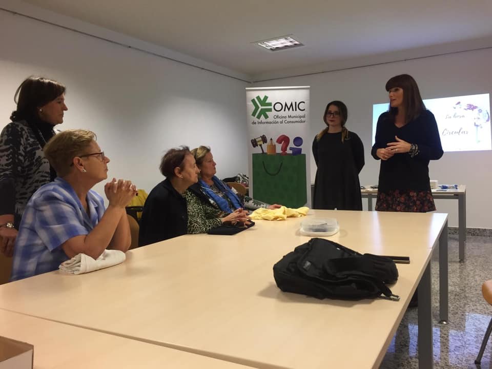 Estamos en el Centro de Mayores Tierra Charra con la Concejala de Comercio, Consumo y Mercados Almudena Parres Cabrera y la Concejala de Mayores, Isabel Macías presentando los talleres prácticos de elaboración de bolsas de la compra.