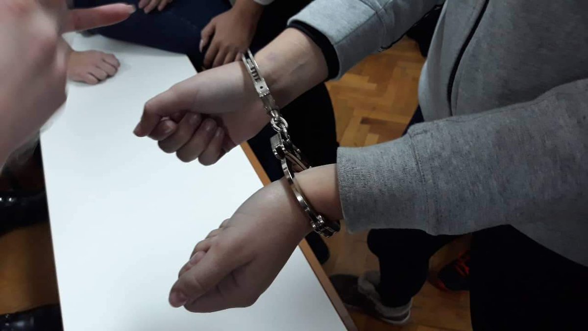 HadisaHodzic's tweet photo. Malo prakse na #FKKSS
Vežba praćenja 💪👮🏻♂️👤👮🏼♀️
Odlično iskustvo, hvala profesorici i gospodi (kolegama) iz MUP-a na organizaciji!
#CriminalJustice https://t.co/GGL8MYZhSX