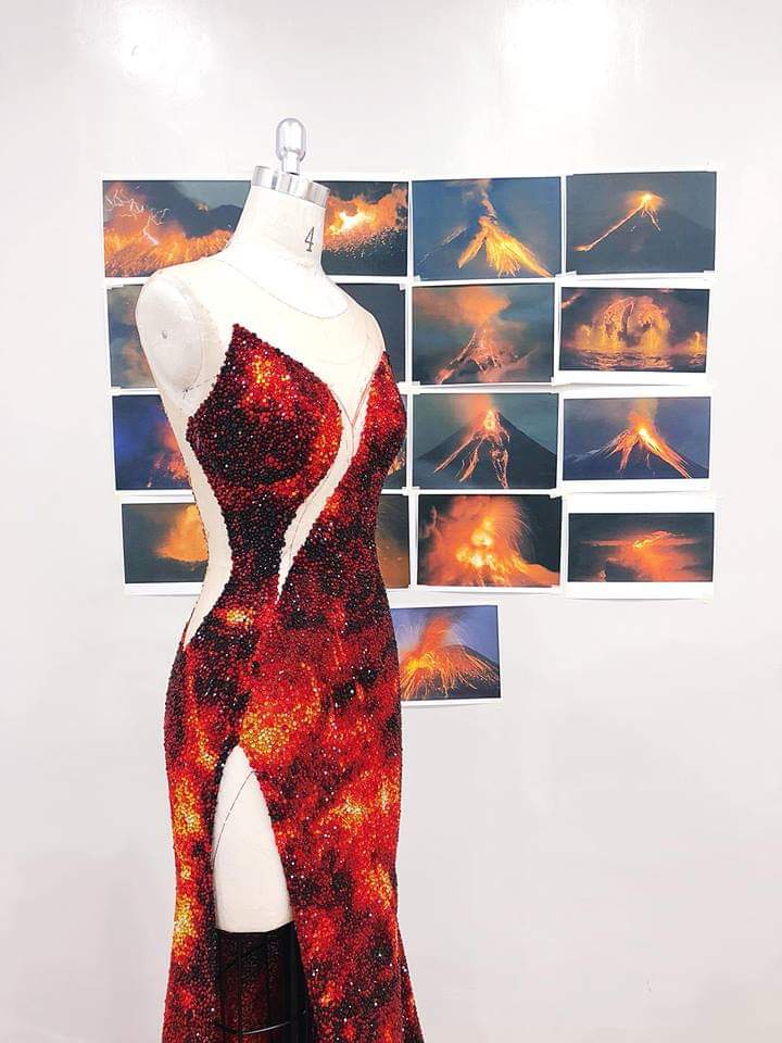 feonamacalele's tweet photo. Congratulations @catrionaelisa for winning @MissUniverse 
Let's appreciate these beautiful #MakTumang's gowns celebrating her filipino roots 🇵🇭

ADARNA | inspired by the 'Ibong Adarna'
MAYON | inspired by the 'Mayon Volcano'

#Thisgirlisonfire 
#MissUniverse2018 
#Philippines https://t.co/PLxRi3z2eV