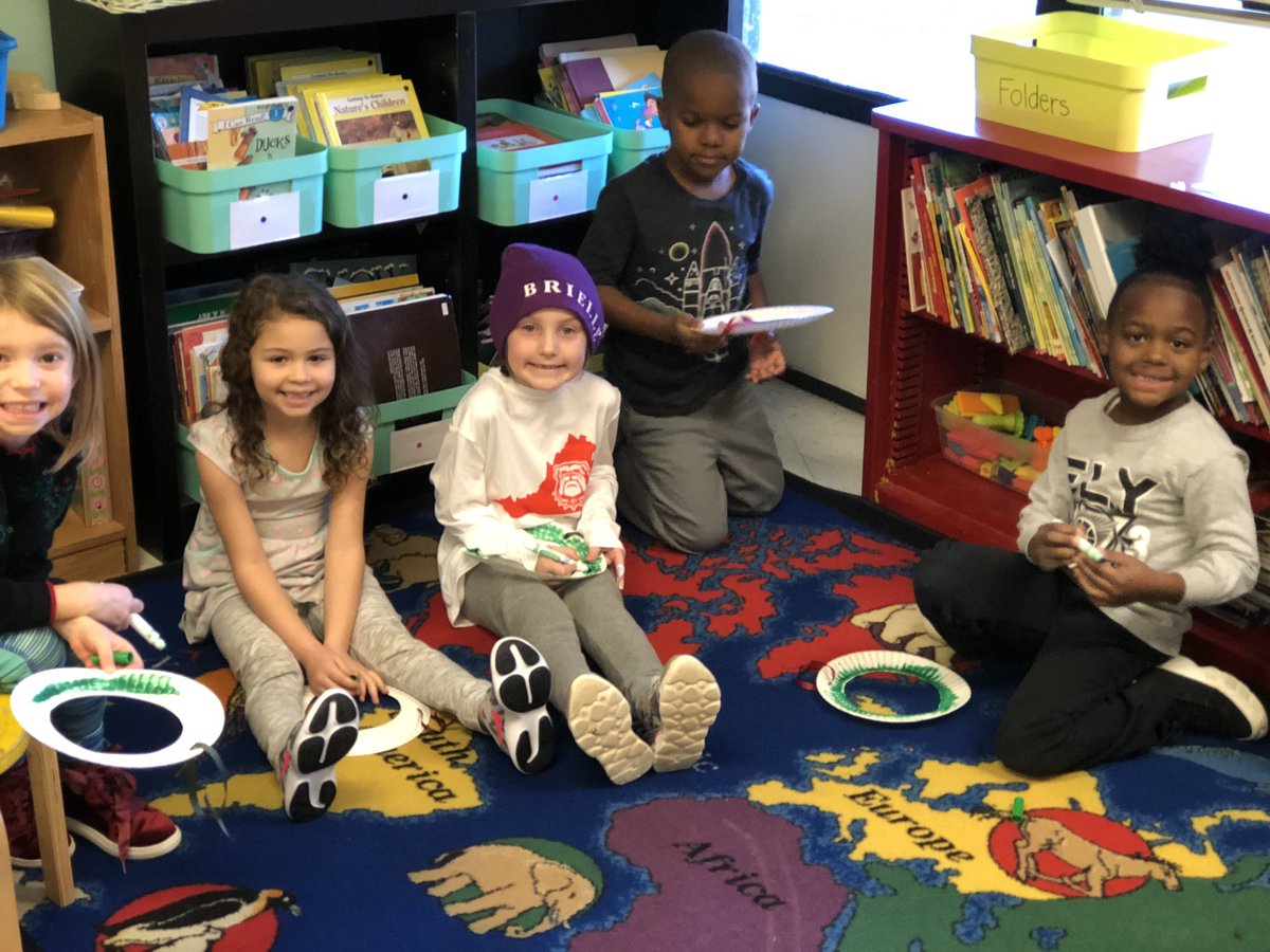 MrsPerrysPlace's tweet photo. Getting in the holiday spirit with some friends from @A_Brownson_GES ‘s class ☃️💕 https://t.co/IzY7Q4R24d
