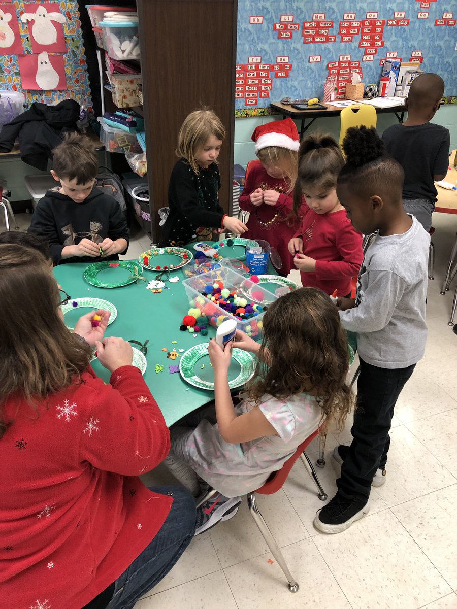 MrsPerrysPlace's tweet photo. Getting in the holiday spirit with some friends from @A_Brownson_GES ‘s class ☃️💕 https://t.co/IzY7Q4R24d