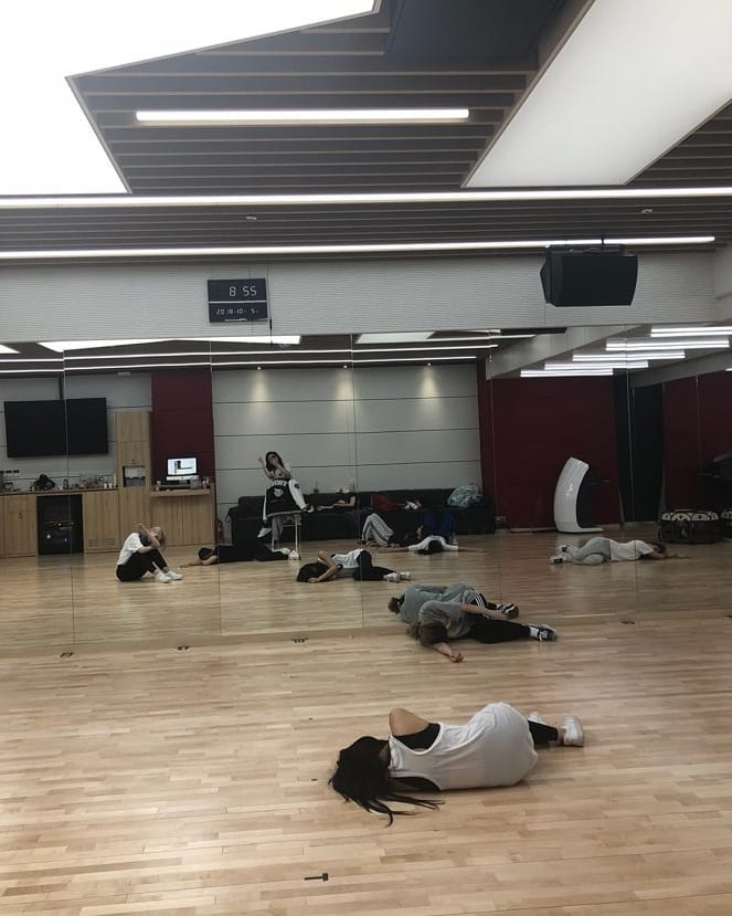 TWICEREPORT's tweet photo. Essa foto foi postada no Instagram no dia em que a Jeongyeon gravou o vídeo. Nós temos muito orgulho das meninas, que mesmo no topo sempre trabalham duro com humildade e paixão. Esperamos que elas recebam o descanso merecido o mais rápido possível

#WeLoveJeongyeon #WeLoveTWICE https://t.co/BdO6AjP0sX
