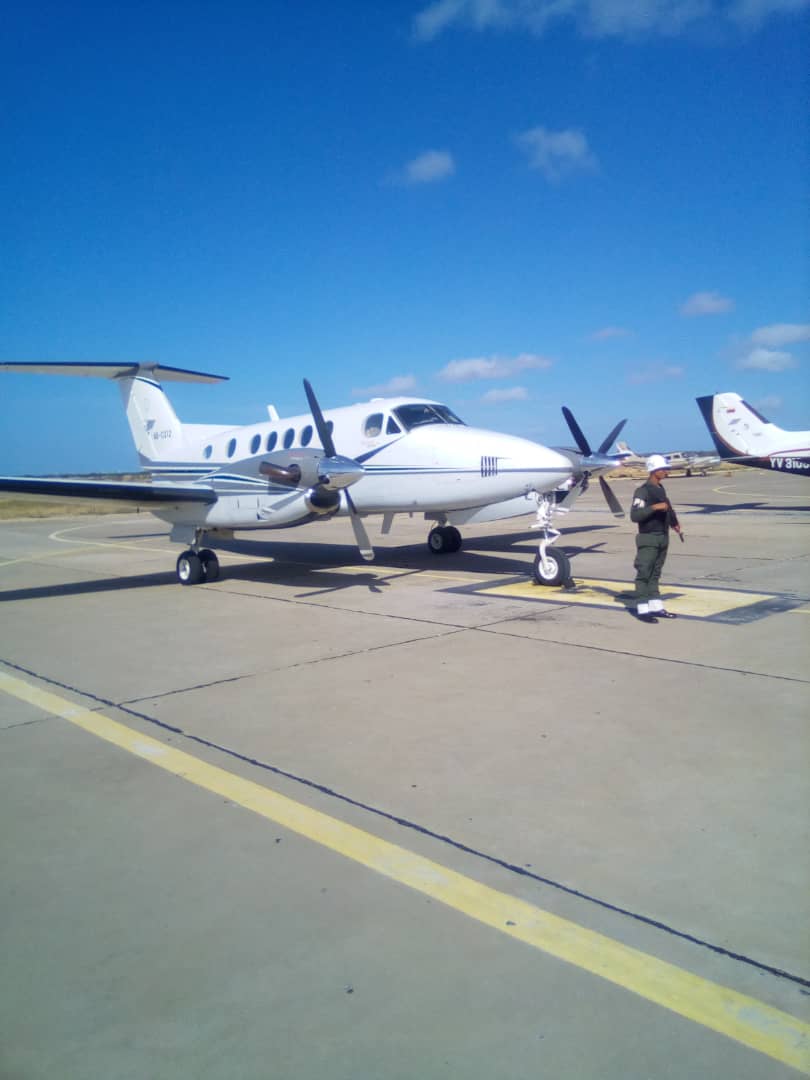 policianaval94's tweet photo. #18DIC18 El mejor @policianaval94, custodia el aeropuerto de la ciudad de punto fijo, recibiendo al comandante general de la @ArmadaFANB. 👊👊👊 https://t.co/IKrOt3o3fM