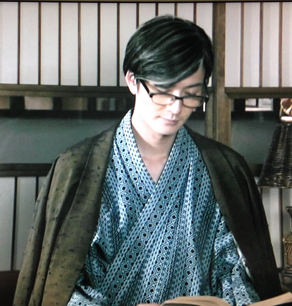 Eine 書に耽る八雲師匠と 我関せずモードが分かりやすすぎる八雲師匠 昭和元禄落語心中 岡田将生 T Co Vwycf1z5z0 Twitter