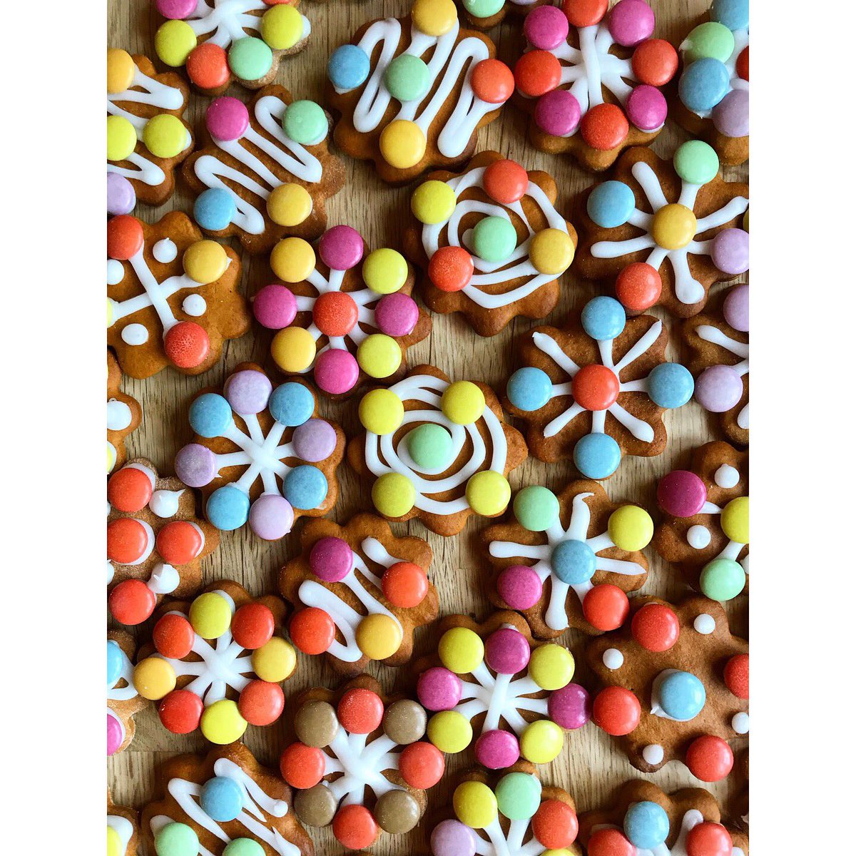 joojonnie's tweet photo. Thank you so much @bibelotmagazine from inviting me to do this super fun #vegan gingerbread tutorial, inspired by the gingerbread I decorated last Xmas with my family! Can’t wait to see how our decorating goes this year ☺️☺️☺️ Head over to their site to see more 🎄❤️ #veganbaking https://t.co/IKCf2qLsVW