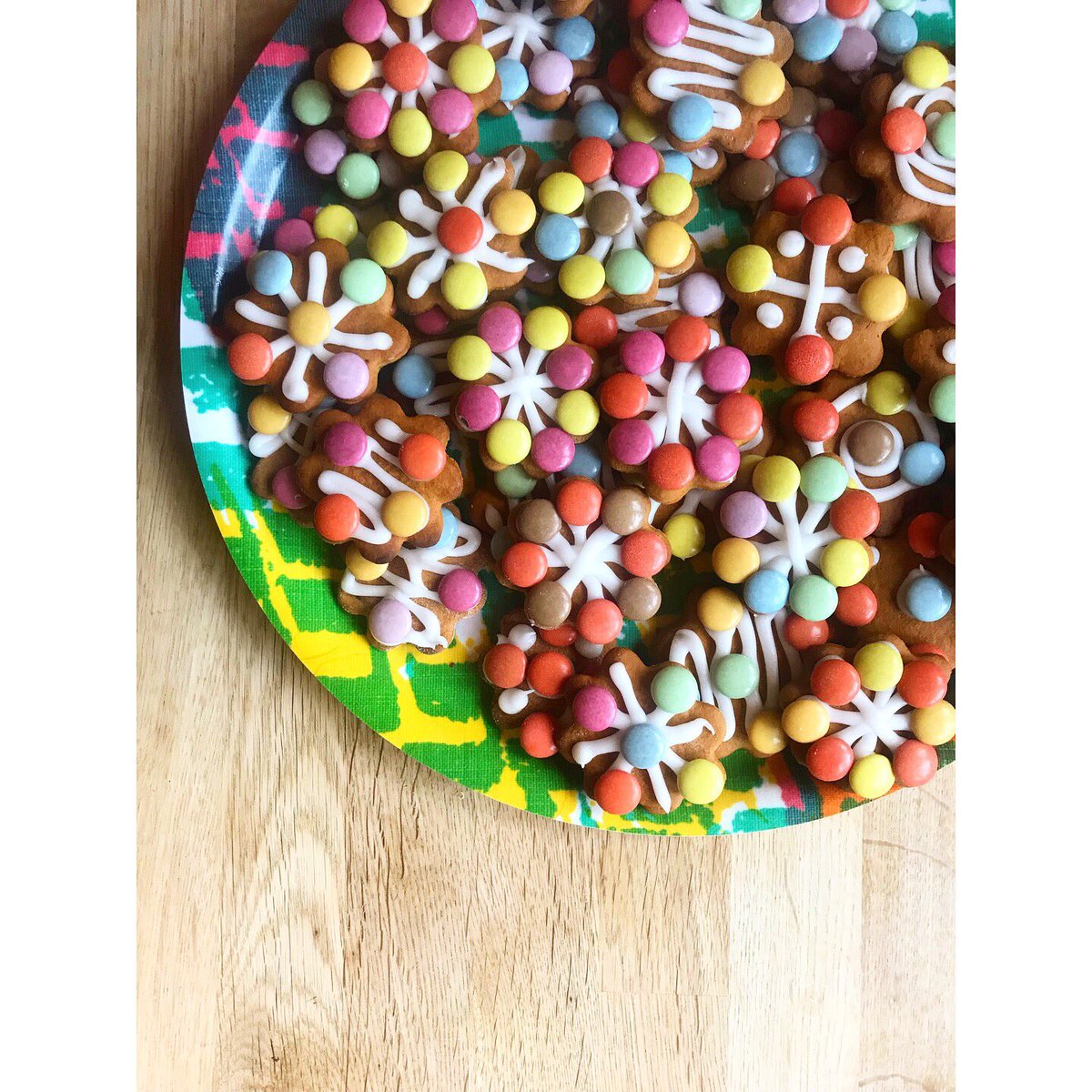 joojonnie's tweet photo. Thank you so much @bibelotmagazine from inviting me to do this super fun #vegan gingerbread tutorial, inspired by the gingerbread I decorated last Xmas with my family! Can’t wait to see how our decorating goes this year ☺️☺️☺️ Head over to their site to see more 🎄❤️ #veganbaking https://t.co/IKCf2qLsVW