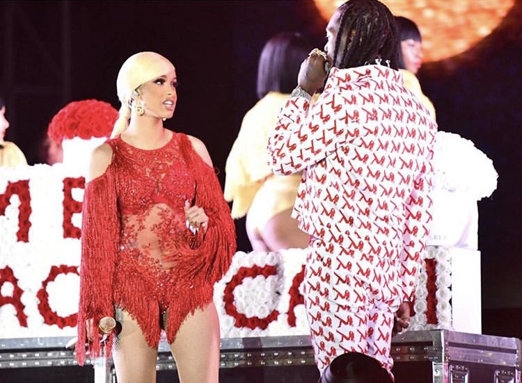 beyondtrending's tweet photo. ๐ฅShould she take him back? Let us know your thoughts in the comments๐ฅ#Cardib #offset #kulture #getbacktogether #staytogether #marriage #marriedwithkids #love #couple #concert #fued #rapper #flowers #apologize #leavehim #takehimback #trend #trending #trendsetter #beyondtrending https://t.co/XH9xkxsaN4