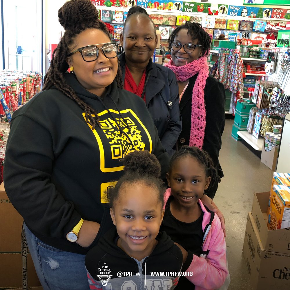 TPHFW's tweet photo. Some of our Volunteers blessing the community of Fort Worth.
#ANOINTEDBYDESIGN #WeAreThePottersHouseOfFtWorth #tphfw #TransformativeGifts #AGiftForThisTime #FortWorthLeads #thepottershouse #thepottershouseoffortworth #TransformativeAttitudes⠀ https://t.co/voujZDV5eA