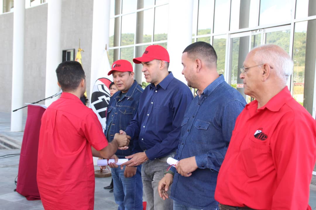 baer_ve's tweet photo. ✈️@TransporteGobVe : Por instrucciones del Pdte. @NicolasMaduro, el Min. @tupamarohipolit junto al Vicepdte. del @ifetren @aresdifazio y el Gte. Gral. de Operaciones @JohendersonG presiden entrega de Reconocimientos a los trabajadores del IFE. https://t.co/b3eJ6glWXn