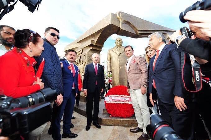 muazamat's tweet photo. CHP'li Beylikdüzü Belediye Başkanı Ekrem İmamoğlu, Kıbrıs'ta Türklerin ölümüne sebep olan Başpiskopos Makarios'un heykelini dikmişti.  Bu rezaletin açılışını da Kılıçdaroğlu yapmıştı.  Kemal K. şimdi de Türk katillerine sevdalı Ekrem İmamoğlu’nu İstanbul adayı yaptı. https://t.co/rFLZSZJSjp