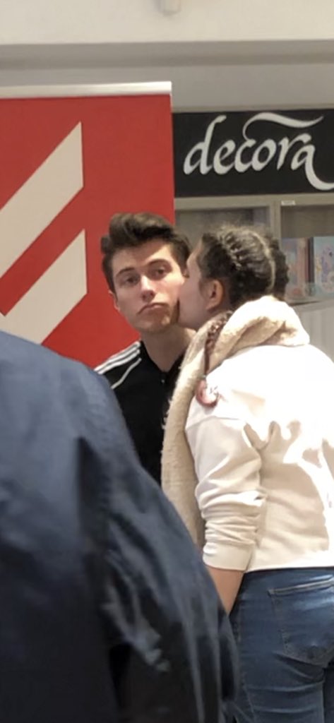 disereeneree's tweet photo. Volevo sottolineare la mia ammirazione per una persona come lui, @Benji_Mascolo . Nonostante fosse evidente che stava poco bene, non ha mai detto di no ad un abbraccio, bacio o sorriso, non ha rinunciato alla sua simpatia. Apprezzo tantissimo questi piccoli gesti. Grazie Ben!!❤️ https://t.co/0Rs75tpfiL