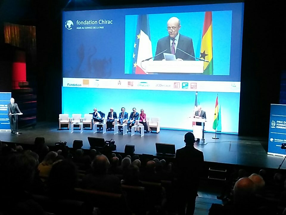 fondationchirac's tweet photo. Alain Juppé appelle le gouvernement à revenir sur son projet de hausse des droits de scolarité pour les étudiants étrangers, à l'occasion de la remise des #PrixChirac https://t.co/Ur6O7IAlik