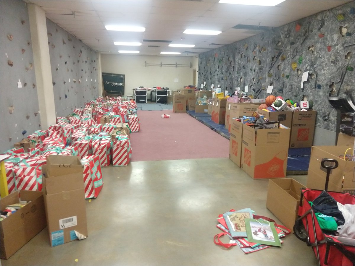 WestonEdmonds's tweet photo. The generosity in our Farragut community is overwhelming. Amazing work by all the families of @FarragutMS  @FarragutPrimary  Farragut Intermediate for helping families in our community this Holiday Season with Project Giving Tree. https://t.co/vykhYkZ0BS