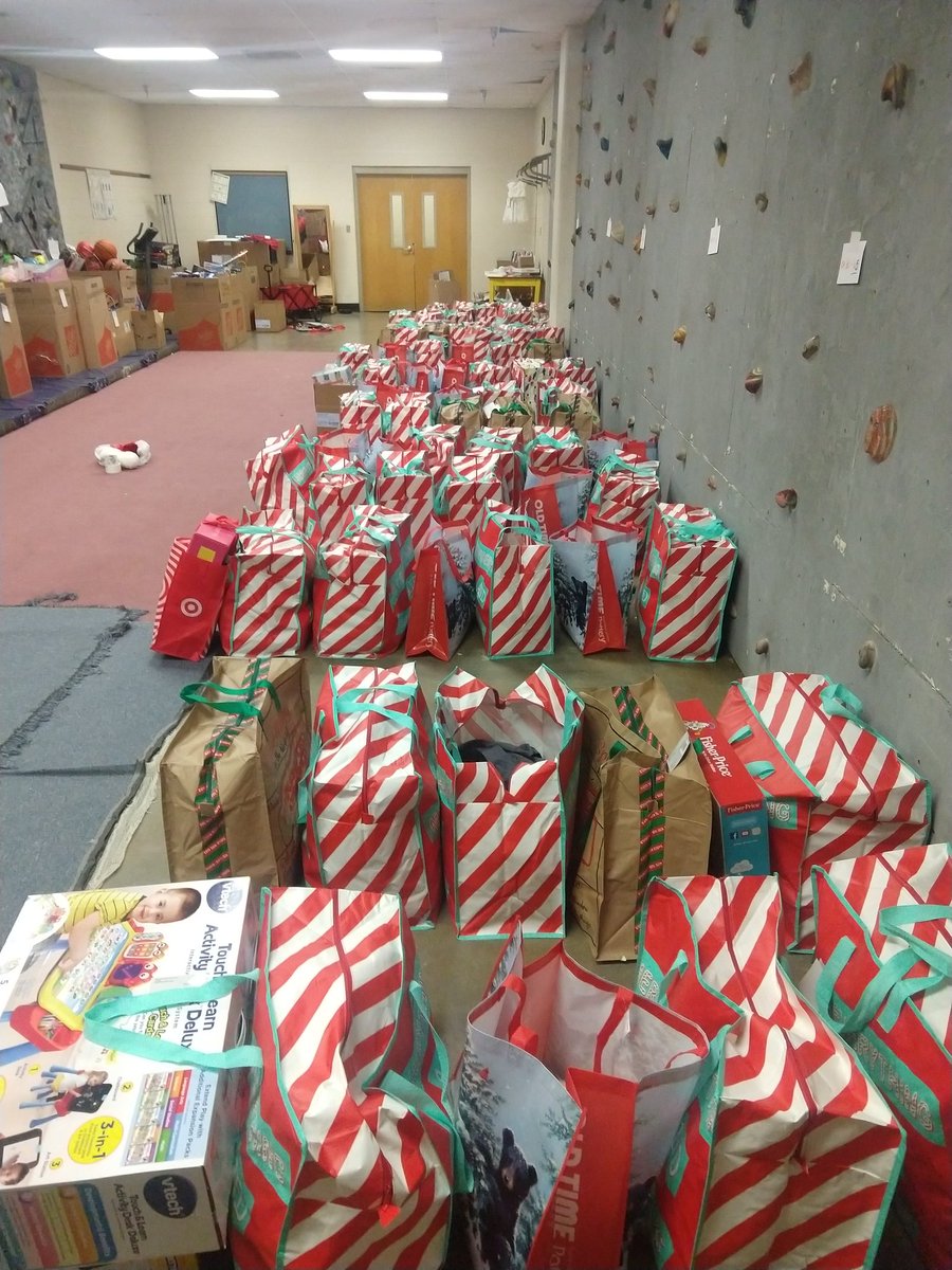 WestonEdmonds's tweet photo. The generosity in our Farragut community is overwhelming. Amazing work by all the families of @FarragutMS  @FarragutPrimary  Farragut Intermediate for helping families in our community this Holiday Season with Project Giving Tree. https://t.co/vykhYkZ0BS