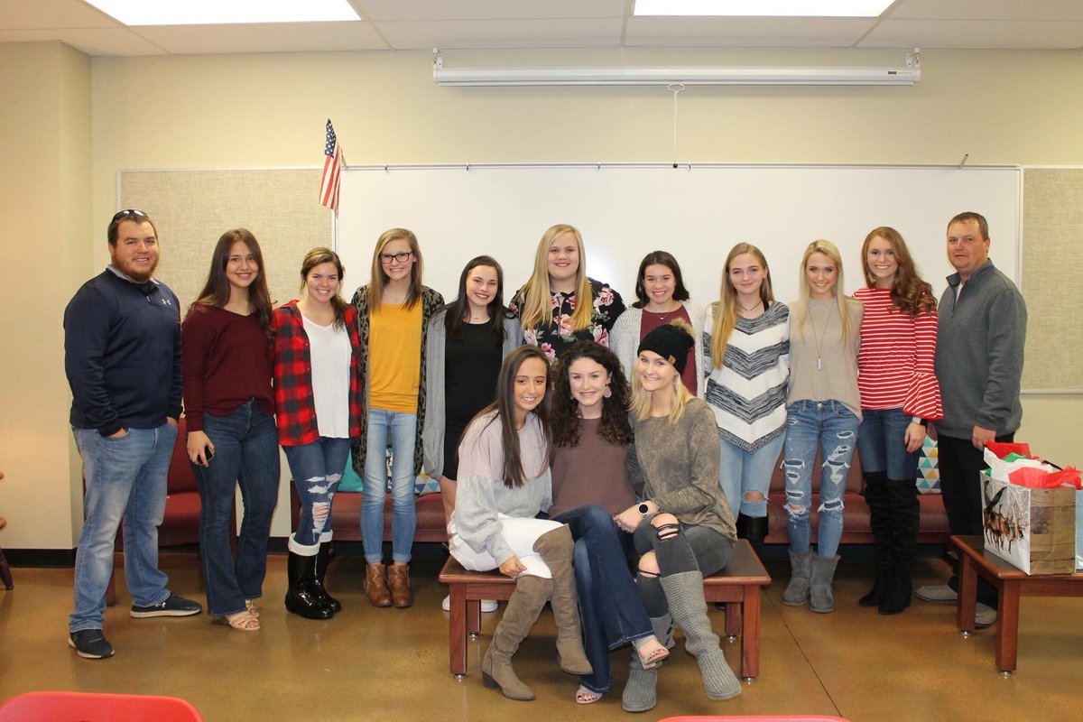 HoratioSoftball's tweet photo. The Horatio Lady Lions would like to wish everyone a very Merry Christmas! #BeElite https://t.co/lBNcfFOmND