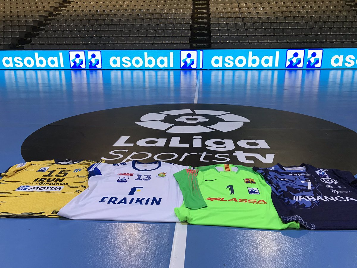 ASOBAL's tweet photo. 🚨 ¡Habemus GANADORES del concurso de la #CopaASOBAL2018!🔥
Papá Noel🎅🏽 pasará por la sede de ASOBAL y llevará las camisetas a...🥁🥁
@RipaToledo 👉🏽 👕@FCBhandbol
@AnderLV90 👉🏽 👕@CDBidasoaIrun
@SamuelTMI 👉🏽 👕@ADEMARLEON
@Ja_Reyes_ 👉🏽 👕@BMGranollers
¡Enhorabuena a todos!🥳 https://t.co/FMd6NzP1Q6