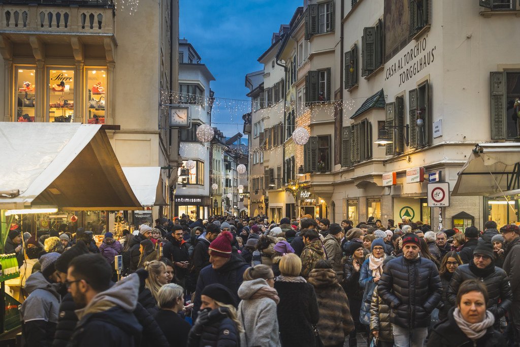 Appuntamento domani alle ore 18 presso il Palazzo Mercantile:
<a href="/CoronaMauro/">Mauro Corona _ profilo ufficiale</a> presenta il suo ultimo libro: "Nel muro"
Tutti gli altri eventi nel seguente articolo
>bolzanobozenmagazine.it/node/1776