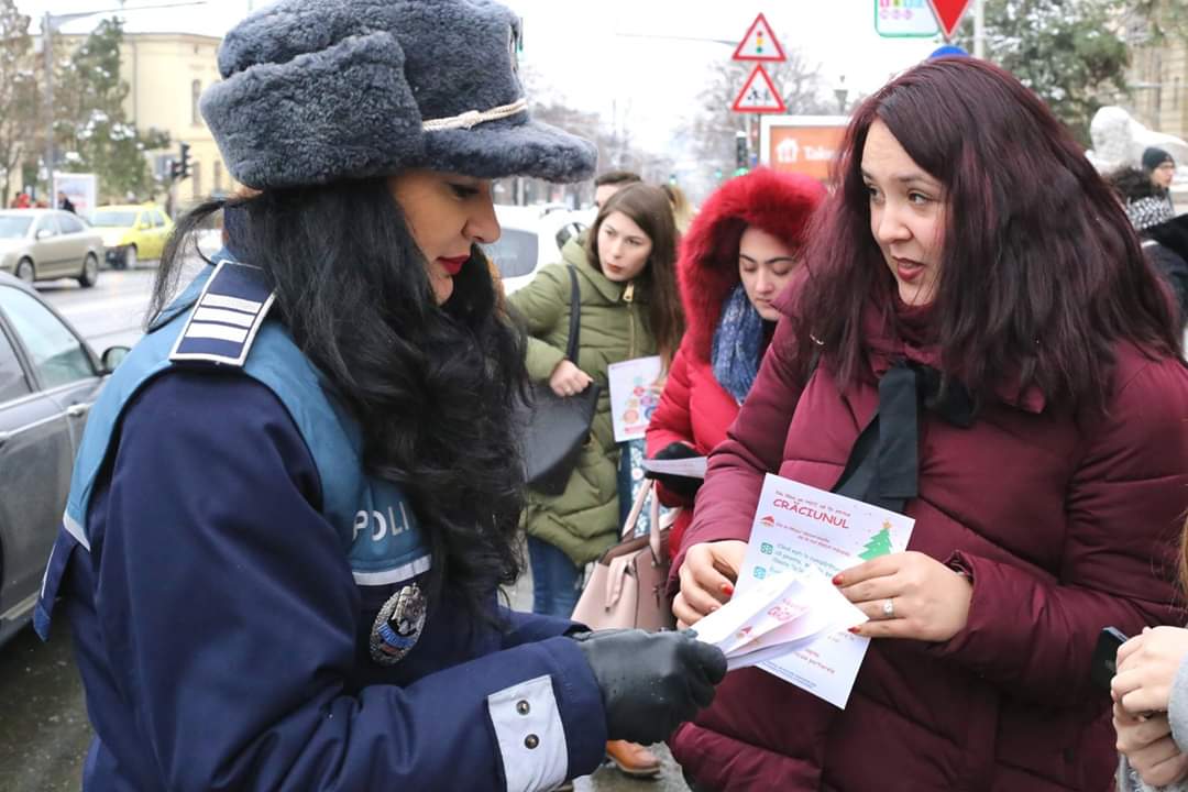 ctp_iasi's tweet photo. ”Nu lăsa un HOȚ să îți strice #Crăciunul!”

Acesta este mesajul polițiștilor ieșeni pentru cetățeni în perioada sărbătorilor de iarnă. Fie că te afli în mijlocul de transport, în stație ori în alt loc aglomerat, ai mare grijă de bunurile tale. 

#CTPIasi #IPJIasi #prevenire https://t.co/kq5hugMJIT