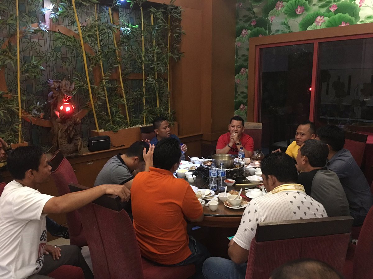 anwarmochhasan's tweet photo. Dinner with team to focus project 2019. Jambi, Indonesia @SUJOKO_FA @CoinWx 
#wxc #wxcoin #cryptocurrency #cmc https://t.co/fLnapiObtA